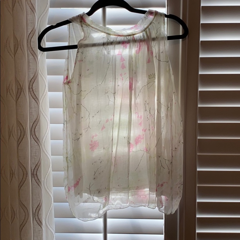 Sleeveless top. High neck